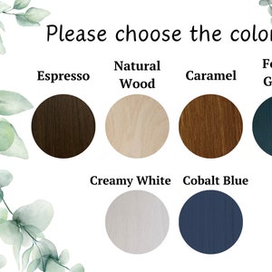 Puede incluir: Carta de colores que muestra ocho colores de pintura diferentes para muebles. Los colores son Espresso, Madera Natural, Caramelo, Verde Bosque, Blanco Cremoso y Azul Cobalto.