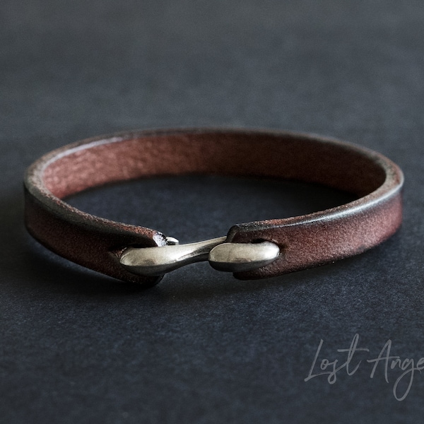 Pulseira clássica com fecho de gancho, elegante e 100% em couro genuíno marrom.
