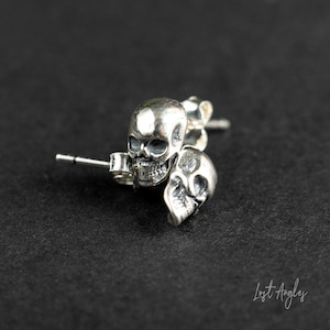 Pendientes unisex de plata de ley con forma de calavera pequeña