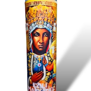 Könnte beinhalten: Eine gelbe und goldene Gebetskerze mit einem bunten Bild einer Frau, die eine Krone trägt und ein Kind hält. Der Text "EZILI MARYANQ" ist auf die Kerze gedruckt.