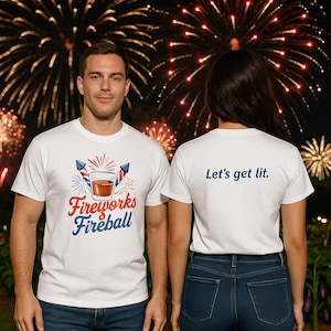 Może przedstawiać: Białe koszulki z grafikami. Jedna koszulka przedstawia "Fireworks Fireball" z ilustracją napoju i fajerwerk&oacute;w. Druga koszulka m&oacute;wi "Let's get lit." w niebieskim kolorze. W tle widać fajerwerki.