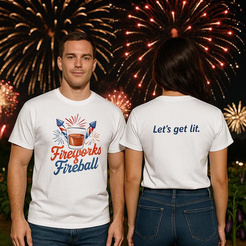 Może przedstawiać: Białe koszulki z grafikami. Jedna koszulka przedstawia "Fireworks Fireball" z ilustracją napoju i fajerwerk&oacute;w. Druga koszulka m&oacute;wi "Let's get lit." w niebieskim kolorze. W tle widać fajerwerki.