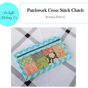 Puede incluir: Un patrón de costura para un embrague de punto de cruz de patchwork turquesa. El embrague está hecho de tela con una variedad de patrones florales y geométricos. El embrague tiene un cierre de cremallera y un patrón de chevron en la parte delantera.