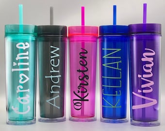 Personalisierte Skinny Acrylbecher 16 Unzen mit Deckel & Plastikstrohhalm | 7 Trommelfarben zur Auswahl! | Individuell | Geschenk