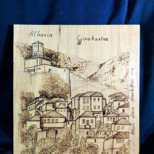Arte Albanesa Gjirokastra. Cidade antiga cultural de queima de madeira. Vista do castelo.