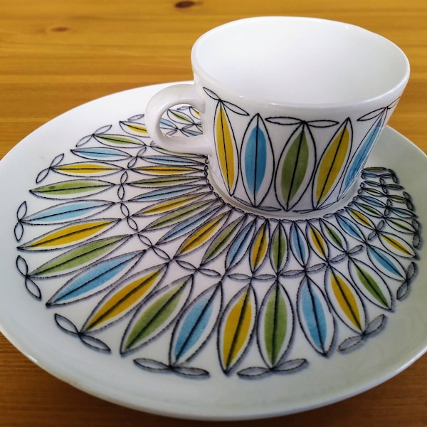Arabia Finland -Korona- coffe cup, hand painted, Raija Uosikkinen, Esteri Tomula rare cup, 50' Cup design Kaj Franck