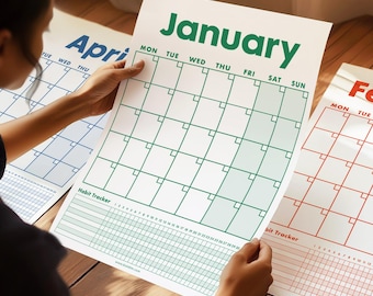 Puede incluir: Una persona sostiene una gran hoja de calendario blanca con la palabra "Enero" en verde y casillas. El calendario incluye un rastreador de hábitos en la parte inferior. Se ven otras hojas de calendario para "Abril" y "Febrero".