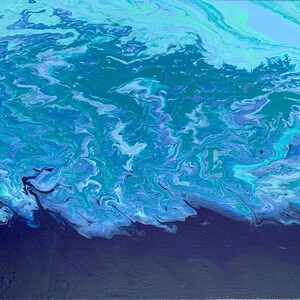 以下が含まれることがあります： 青、ターコイズ、紫の渦巻く色が特徴の抽象画。色は混ざり合って波のような効果を生み出しています。絵画の下部は濃い青一色です。