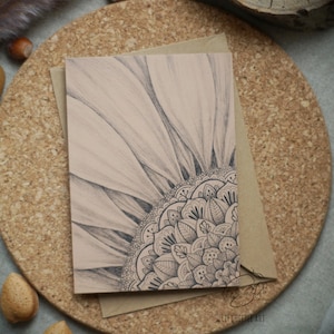 Wenskaart met handgetekende bloemenmandala. Blanco wenskaart met echte tekening, Half mandala patroon. Cadeau idee