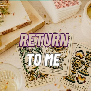 Op de afbeelding: Een spirituele compositie met tarotkaarten, boeken en kaarsen. De kaarten tonen "De Wereld", "De Zon" en "2 van Bekers". De tekst "RETURN TO ME" is over de afbeelding geplaatst. Gedroogde bloemen en kristallen zijn ook aanwezig.