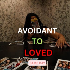 Op de afbeelding: Een persoon die een tarotkaart vasthoudt, met de woorden "AVOIDANT TO LOVED" in wit, groen en rood. Er liggen verschillende tarotkaarten en foto's op tafel. De achtergrond is een bloemenbehang.