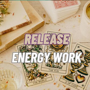 Könnte beinhalten: Draufsicht auf Tarotkarten mit dem Text "RELEASE ENERGY WORK". Die Karten zeigen Illustrationen von Figuren und Symbolen. Weitere Elemente sind ein Stapel Karten, eine Kerze, Kristalle und ein Buch.