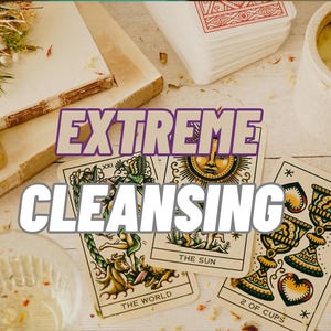 Op de afbeelding: Een bovenaanzicht toont tarotkaarten, boeken en kaarsen, met de woorden "EXTREME CLEANSING" in grote, vette letters. De tarotkaarten bevatten "De Wereld", "De Zon" en "2 van Bekers". De scène suggereert een spiritueel of metafysisch thema.