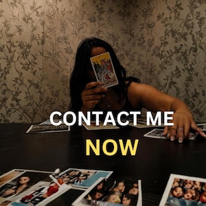 Puede incluir: Una persona sosteniendo una carta del tarot con una ilustración colorida, con el texto "CONTACTA CONMIGO AHORA" en blanco y amarillo. Varias otras cartas y fotos están sobre la mesa oscura.