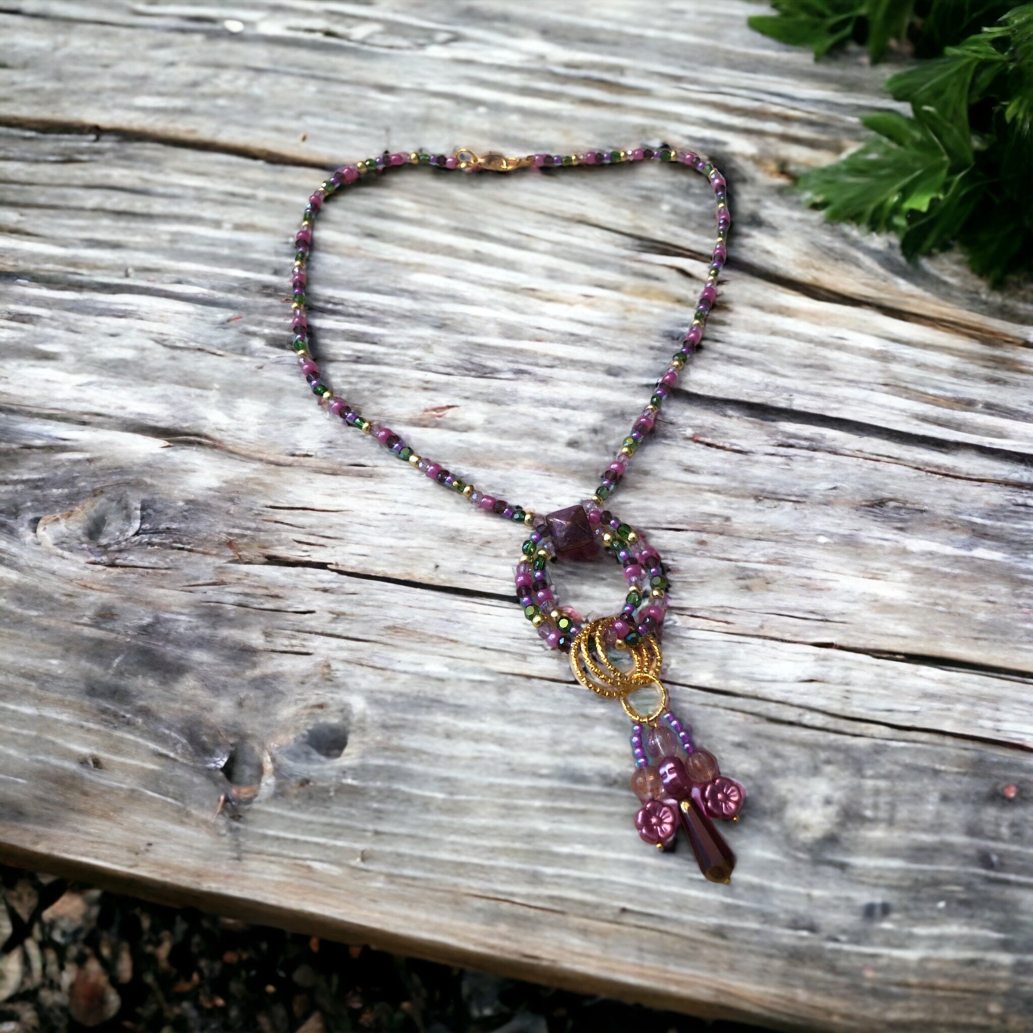 Collar con cuentas de gotas circulares