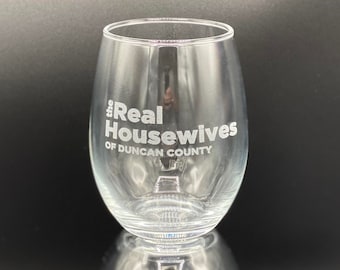 De riktiga hemmafruarna i din anpassade stad eller län - Vin med stjälk, vin utan stjälk, whisky TV-program rolig glaspresent syster mamma vän