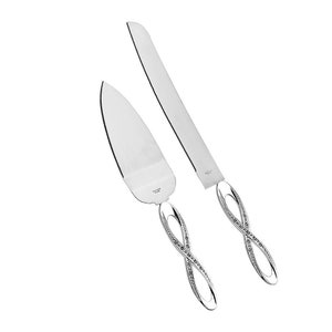Peut inclure: Un ensemble de couteau et de serveur à gâteau en argent avec un motif de nœud infini complexe sur les manches.