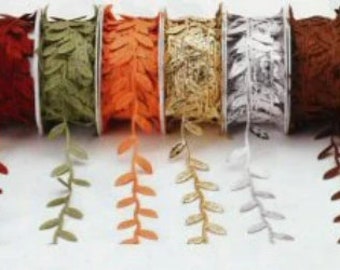 Puede incluir: Surtido de ocho carretes de cinta decorativa con diseño de hojas. Las cintas son de varios colores, incluyendo beige, rojo, verde, naranja, dorado, plateado, marrón y negro.
