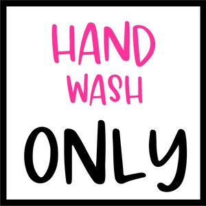 K&ouml;nnte beinhalten: Ein wei&szlig;es Schild mit schwarzem Rand und dem Text "HAND WASH ONLY" in rosa und schwarzen Buchstaben.