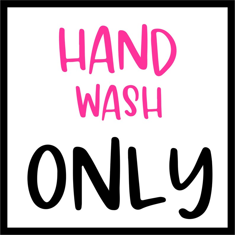 K&ouml;nnte beinhalten: Ein wei&szlig;es Schild mit schwarzem Rand und dem Text "HAND WASH ONLY" in rosa und schwarzen Buchstaben.