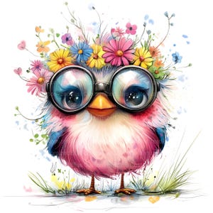 Op de afbeelding: Een roze en blauwe vogel met ronde zwarte brillen en een bloemenkrans. De vogel staat op een witte achtergrond met groen gras.