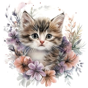 Pu&ograve; includere: Illustrazione ad acquerello di un gattino soffice con pelo marrone e bianco, circondato da una ghirlanda di fiori viola e pesca e fogliame verde. Il gattino ha grandi occhi espressivi e un naso rosa.