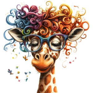 Op de afbeelding: Een kleurrijke illustratie van een giraffe met krullend haar, die een bril draagt en lacht. Het haar van de giraffe is een mix van roze, blauw, oranje en geel. De achtergrond is wit.