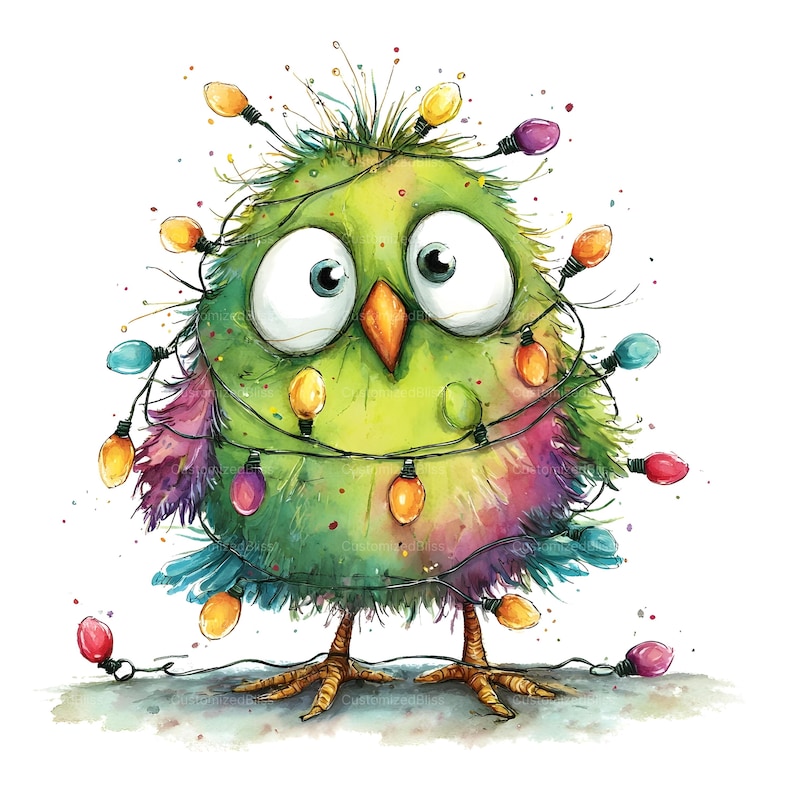 Op de afbeelding: Een grillige aquarelillustratie van een pluizige groene vogel met grote, wijd opengesperde ogen en een oranje snavel, verstrikt in een snoer met kleurrijke kerstverlichting in rood, geel, blauw en paars tegen een effen witte achtergrond.