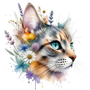 Op de afbeelding: Waterverfillustratie van een kattenprofiel met opvallende turquoise ogen. De vacht van de kat is een mix van grijs, bruin en bruin, versierd met kleurrijke bloemen, waaronder madeliefjes, lavendel en gele bloesems. Het kunstwerk heeft een zachte, artistieke stijl.