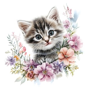 Pu&ograve; includere: Illustrazione ad acquerello di un gattino grigio e bianco con occhi blu, circondato da una ghirlanda di fiori rosa, viola e pesca. Il gattino guarda direttamente l'osservatore, con le zampe appoggiate sui fiori.