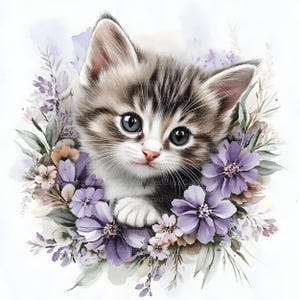Pu&ograve; includere: Illustrazione ad acquerello di un gattino con pelo grigio e bianco, circondato da una ghirlanda di fiori viola e foglie verdi. Il gattino ha grandi occhi espressivi e un naso rosa, creando un'estetica morbida e delicata.