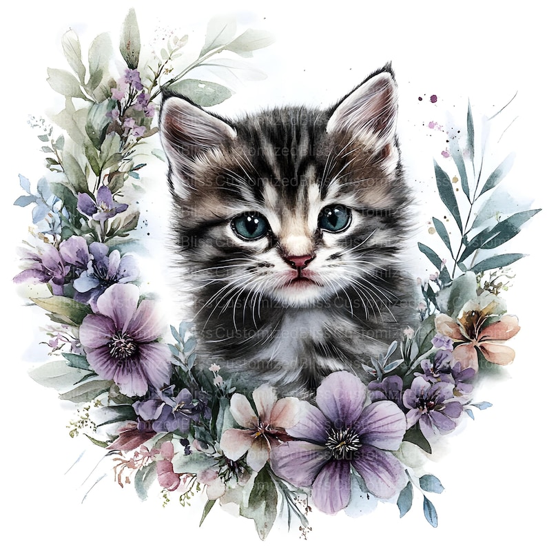 Pu&ograve; includere: Illustrazione ad acquerello di un gattino con occhi blu, circondato da una ghirlanda floreale di foglie viola, rosa e verdi. Il gattino ha il pelo grigio e marrone.