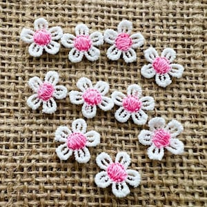 10 x Tiny Pink Daisy Flowers, Sew on Flowers, 15mm Embroidered Appliqués