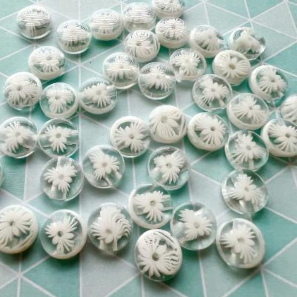 8 x Daisy Flower Buttons, Clear Buttons, 12mm Buttons, 14mm Round Buttons