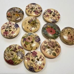 10 x Wood Buttons, Flower Design Buttons, 20mm Wooden Round Buttons