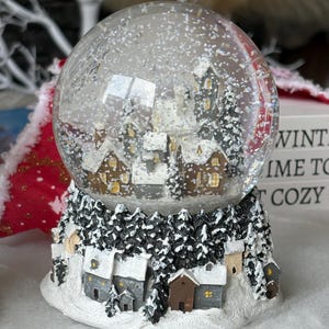 Musikalisk snöglob: Förtrollad alpin julby lyx