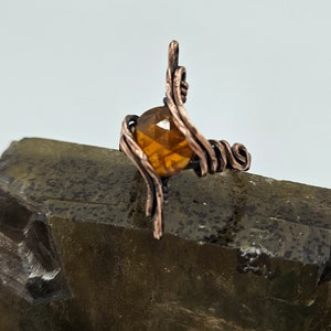 Anillo de cobre de cianita naranja