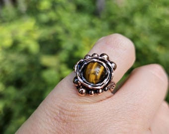Anillo de cobre con cuentas de piedra preciosa de ojo de tigre
