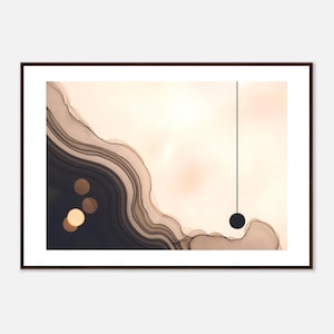 Puede incluir: Impresión artística abstracta en un marco de madera marrón oscuro. La obra presenta un diseño fluido y en capas en tonos de negro, marrón y beige, con unas esferas doradas y una esfera negra suspendida por una fina línea negra.