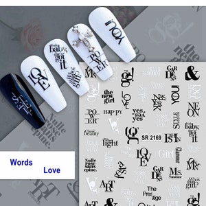 Może przedstawiać: Arkusz naklejek do zdobienia paznokci z czarno-białym tekstem i wzorami. Naklejki zawierają słowa takie jak "love", "happy", "girl", "new", "art", "fashion" i "glamour".