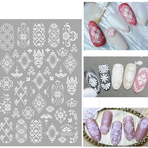 Puede incluir: Pegatinas blancas para nail art con una variedad de diseños florales y geométricos. Las pegatinas se muestran en una hoja y se aplican a las uñas.
