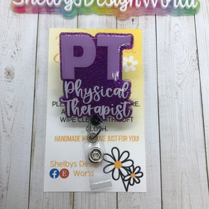 Puede incluir: Portagafete de purpurina morado con un diseño morado y blanco de "PT Physical Therapist". El portagafete tiene un clip de plástico transparente y un diseño de margarita blanca.