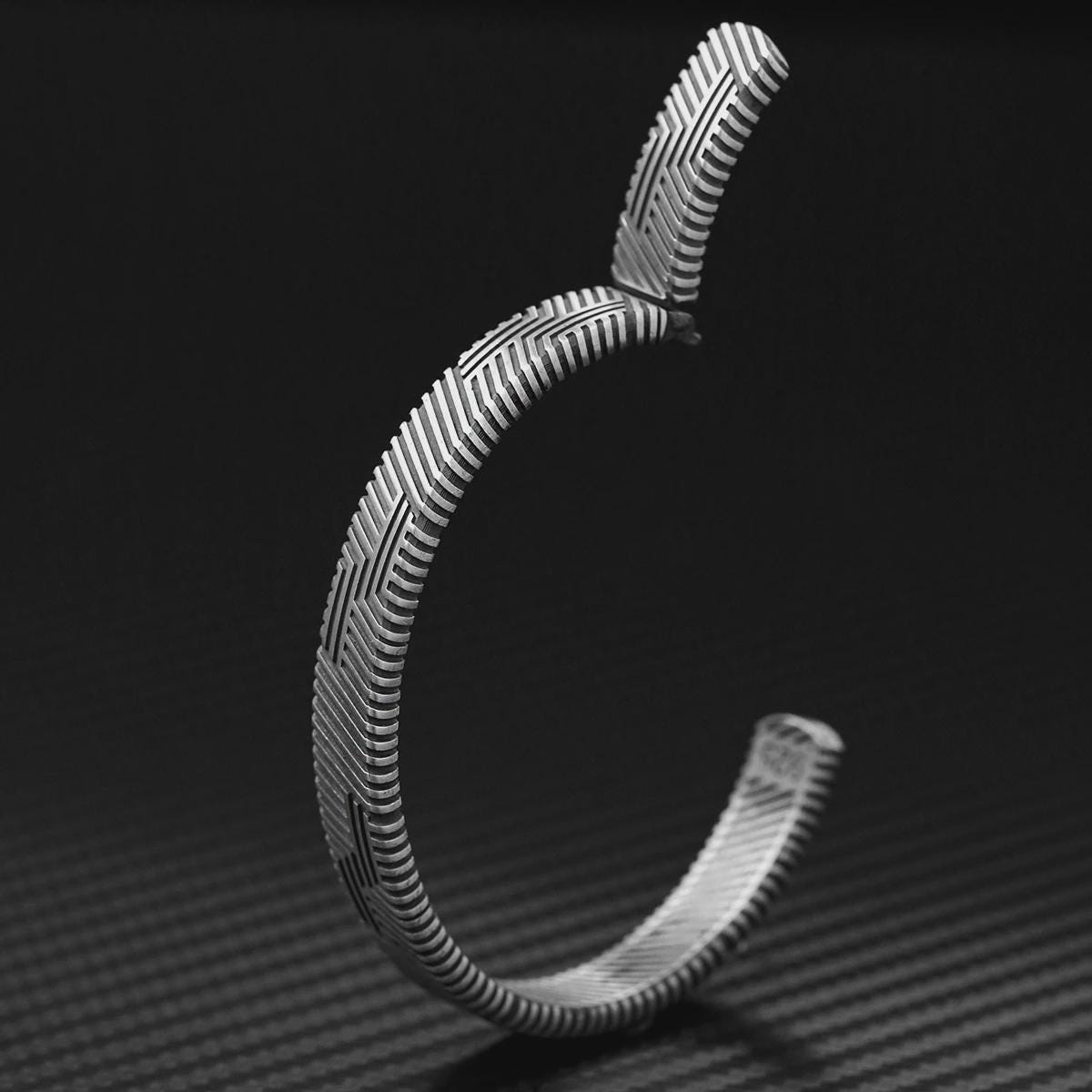 シルバー 幾何学模様 カフブレスレット 酸化スターリングシルバーのシェブロンカフ：ハンドメイドの幾何