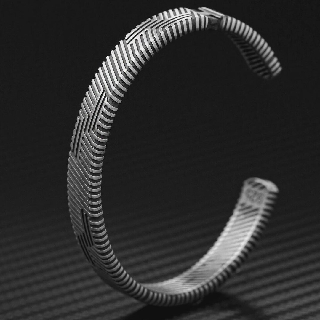 シルバー 幾何学模様 カフブレスレット 酸化スターリングシルバーのシェブロンカフ：ハンドメイドの幾何学模様