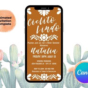 Könnte beinhalten: Eine animierte Einladungsvorlage auf einem Smartphone-Bildschirm mit dem Text "Cielito Lindo" und Details für eine Babyparty zu Ehren von Natalia. Das Design umfasst florale Akzente und Kaktusillustrationen. Das Canva-Logo ist sichtbar.