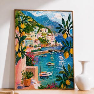 Peut inclure: Une peinture encadrée rectangulaire représentant une scène côtière méditerranéenne avec des citrons jaunes vifs au premier plan, des bâtiments colorés à flanc de colline et de petits bateaux sur une eau bleu profond.