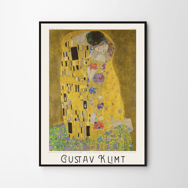 Pu&ograve; includere: Un poster del dipinto "Il Bacio" di Gustav Klimt. Il dipinto raffigura una coppia che si abbraccia in un motivo dorato a mosaico. Il testo "Gustav Klimt" &egrave; stampato in fondo al poster.