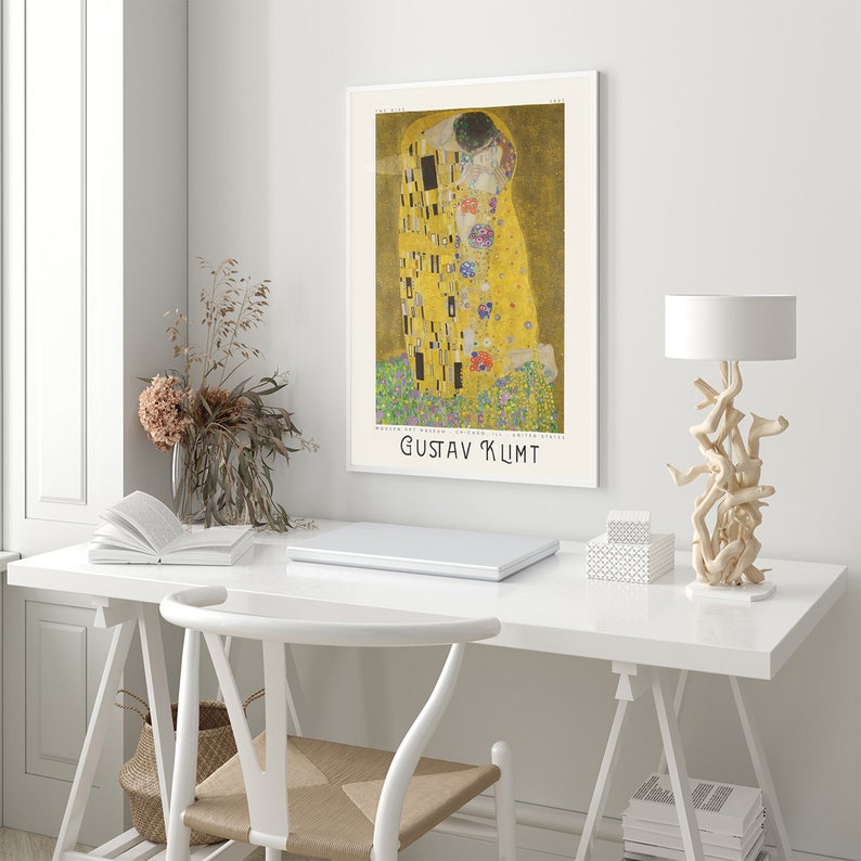 Pu&ograve; includere: Una stampa incorniciata del dipinto "Il Bacio" di Gustav Klimt. Il dipinto presenta due figure che si abbracciano in un design dorato e a mosaico.