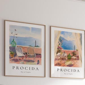 Op de afbeelding: Twee ingelijste kunstdrukken met aquarel schilderijen van Procida, Italië. Eén toont een terras met stoelen, een vaas en de tekst "PROCIDA Bay of Naples". De andere toont een vergelijkbare scène met een tafel en gordijnen.