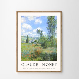 Op de afbeelding: Een ingelijste print van een schilderij van Claude Monet getiteld "Uitzicht op V&eacute;theuil, 1880". Het schilderij toont een landschap met een dorp in de verte, een veld met rode klaprozen en een hoge boom op de voorgrond.